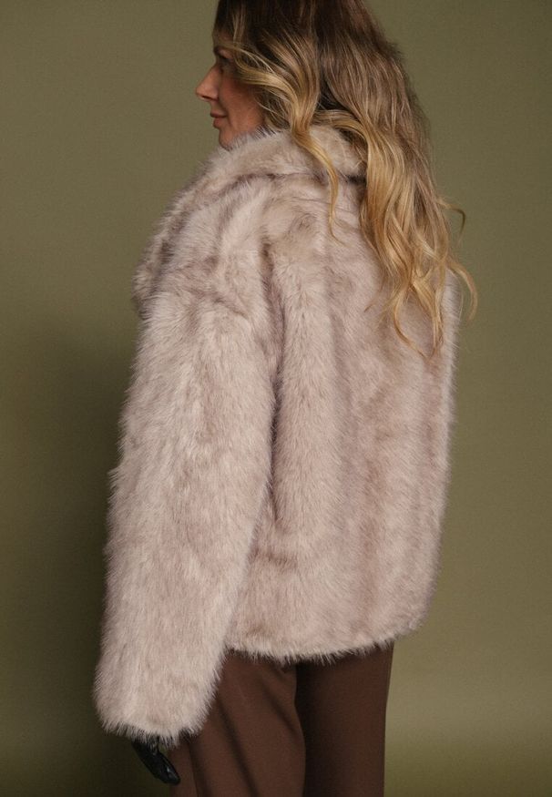 Born2be - Ciemnobeżowa Kurtka Futerko z Ozdobnym Kołnierzem Devrenna. Okazja: na co dzień. Kolor: beżowy. Materiał: futro. Sezon: zima. Styl: casual, elegancki, klasyczny