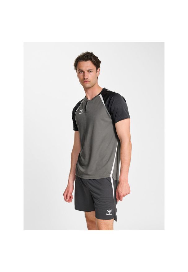 Polo Hummel Lead 2.0. Typ kołnierza: polo. Kolor: szary. Sport: piłka nożna