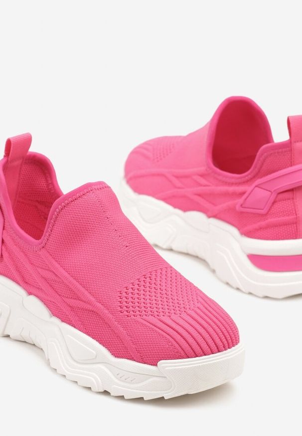 Born2be - Fuksjowe Wsuwane Buty Sportowe Sneakersy z Siateczki z Tłoczeniami Nusellia. Okazja: na co dzień. Zapięcie: bez zapięcia. Kolor: różowy. Materiał: jeans, materiał. Obcas: na płaskiej podeszwie