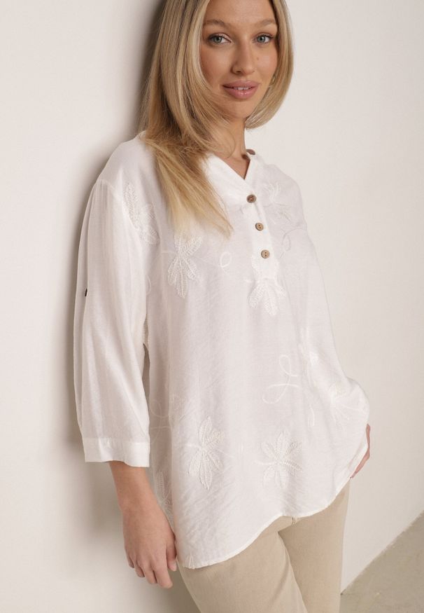 Born2be - Biała Koszula z Wiskozy z Haftowanymi Kwiatami Sylimeine. Okazja: na co dzień. Kolekcja: plus size. Kolor: biały. Materiał: wiskoza. Wzór: kwiaty, haft. Sezon: lato. Styl: casual, klasyczny