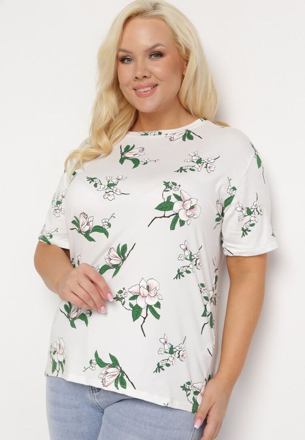 Born2be - Biały T-shirt Koszulka z Krótkim Rękawem w Kwiaty Henubia. Okazja: na co dzień. Kolekcja: plus size. Kolor: biały. Materiał: materiał. Długość rękawa: krótki rękaw. Długość: krótkie. Wzór: kwiaty. Styl: casual, elegancki