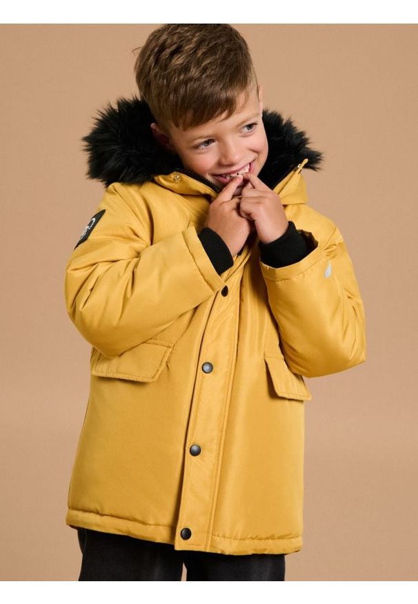 Sinsay - Kurtka z kapturem obszytym sztucznym futrem - żółty. Typ kołnierza: kaptur. Kolor: żółty. Materiał: futro