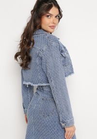 Born2be - Granatowa Jeansowa Kurtka o Krótkim Kroju z Metalowymi Guzikami i Kieszeniami Enipiria. Okazja: na co dzień. Kolor: niebieski. Materiał: jeans. Długość: krótkie. Wzór: aplikacja. Styl: casual #2