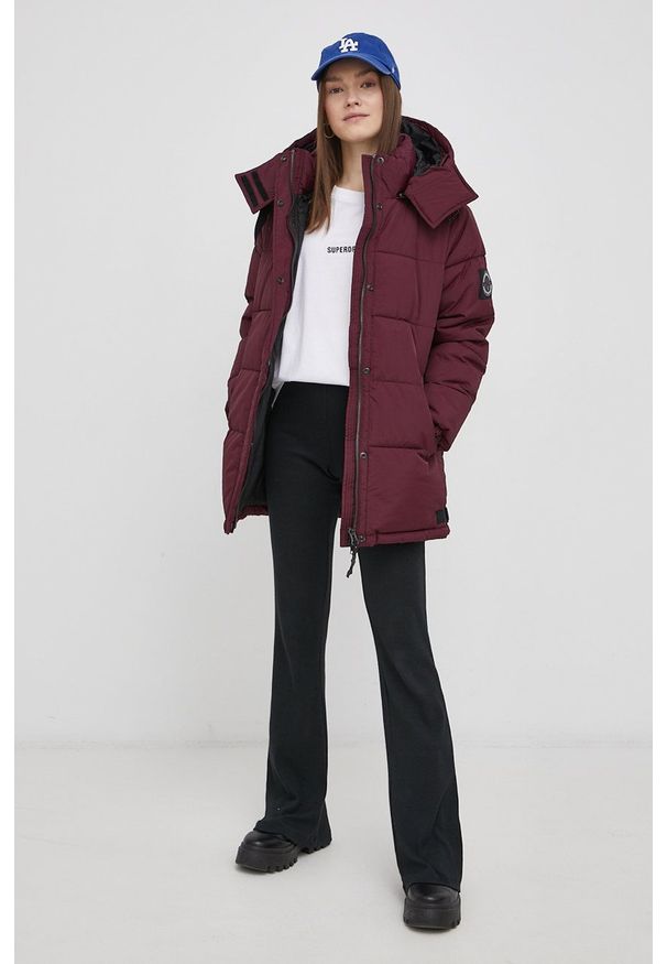 Superdry Kurtka damska kolor bordowy zimowa. Okazja: na co dzień. Kolor: czerwony. Materiał: materiał. Sezon: zima. Styl: casual