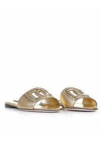 DOLCE & GABBANA - Złote klapki z wyciętym logo. Kolor: złoty #3