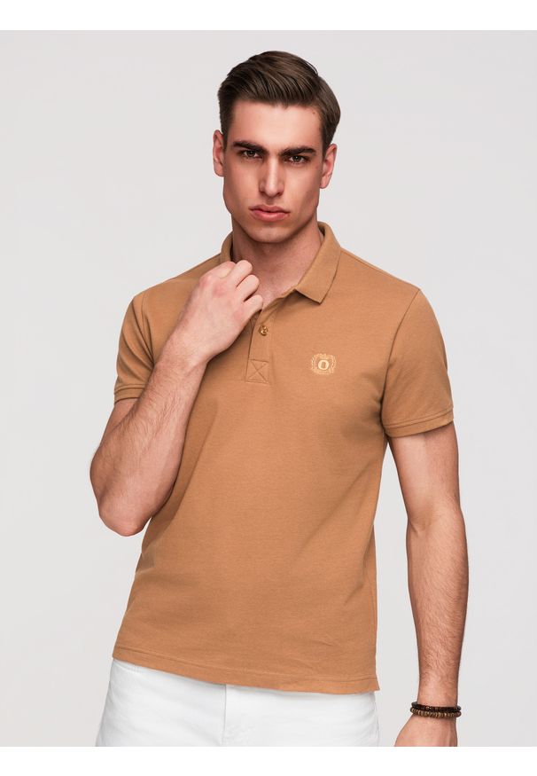 Ombre Clothing - Męska koszulka polo jednokolorowa BASIC z dzianiny pique - brązowa V23 - Rozmiar: L. Okazja: na co dzień. Typ kołnierza: polo. Kolor: brązowy. Materiał: dzianina. Wzór: jednolity, aplikacja, haft. Styl: casual, sportowy, wizytowy
