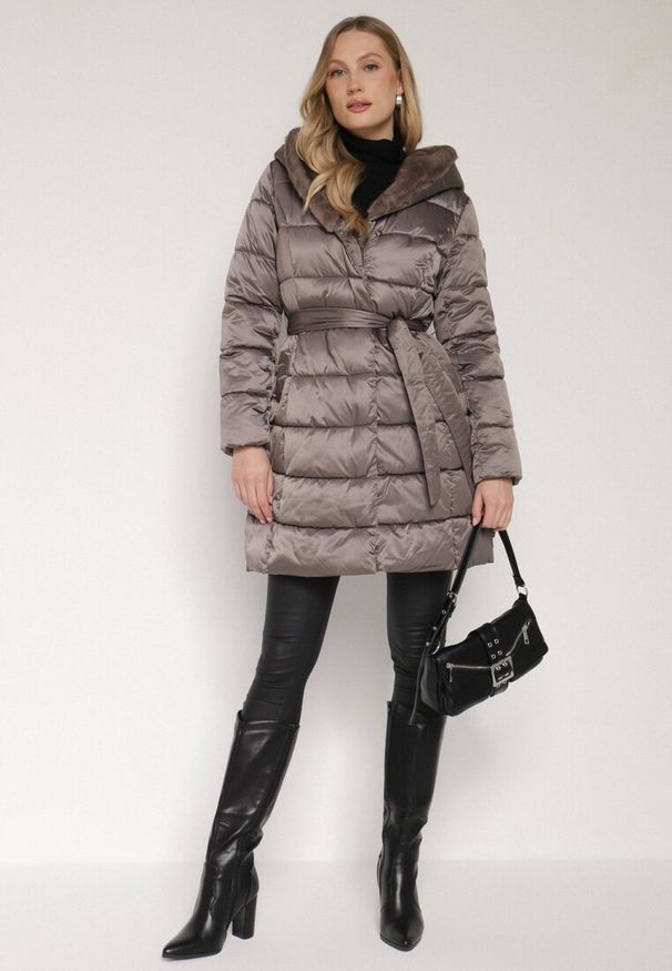 Born2be - Szara Długa Kurtka Ozdobiona Pikowaniem z Nieodpinanym Kapturem i Paskiem Lidaveia. Okazja: na co dzień. Kolor: szary. Materiał: jeans. Długość: długie. Wzór: aplikacja. Styl: casual, klasyczny, elegancki