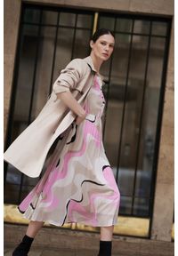 MOODO - Sukienka w geometryczny wzór z plisowanym dołem beżowa. Kolor: beżowy. Wzór: geometria