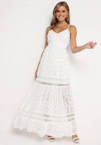 Born2be - Biała Koktajlowa Kwiatowa Sukienka na Ramiączkach z Regulacją i Gumką w Talii Navinae. Okazja: na co dzień, na imprezę. Kolor: biały. Długość rękawa: na ramiączkach. Wzór: kwiaty. Sezon: lato. Styl: wizytowy #1