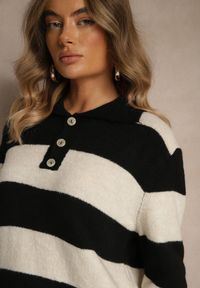 Renee - Czarny Pasiasty Sweter z Dodatkiem Wełny z Kołnierzykiem i Guzikami Tiarresa. Typ kołnierza: kołnierzyk klasyczny. Kolor: czarny. Materiał: wełna. Styl: klasyczny