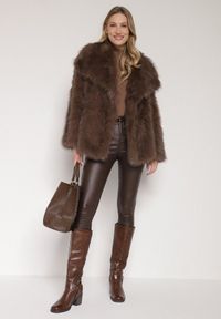 Born2be - Brązowa Kurtka Futerko o Dwurzędowym Kroju Oversize Nevisa. Okazja: na spotkanie biznesowe, do pracy. Kolor: brązowy. Materiał: futro. Sezon: zima, jesień. Styl: biznesowy #2