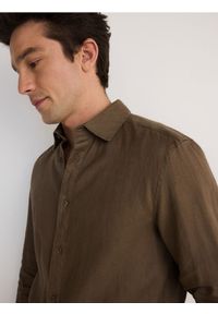 Reserved - Lniana koszula regular fit - brązowy. Kolor: brązowy. Materiał: len