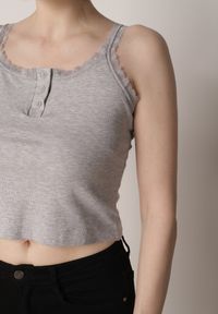 Born2be - Szary Top z Bawełny Ozdobiony Guzikami i Koronką przy Dekolcie Beralie. Okazja: na co dzień. Kolor: szary. Materiał: bawełna, koronka. Wzór: aplikacja, koronka. Styl: casual, elegancki, klasyczny #8