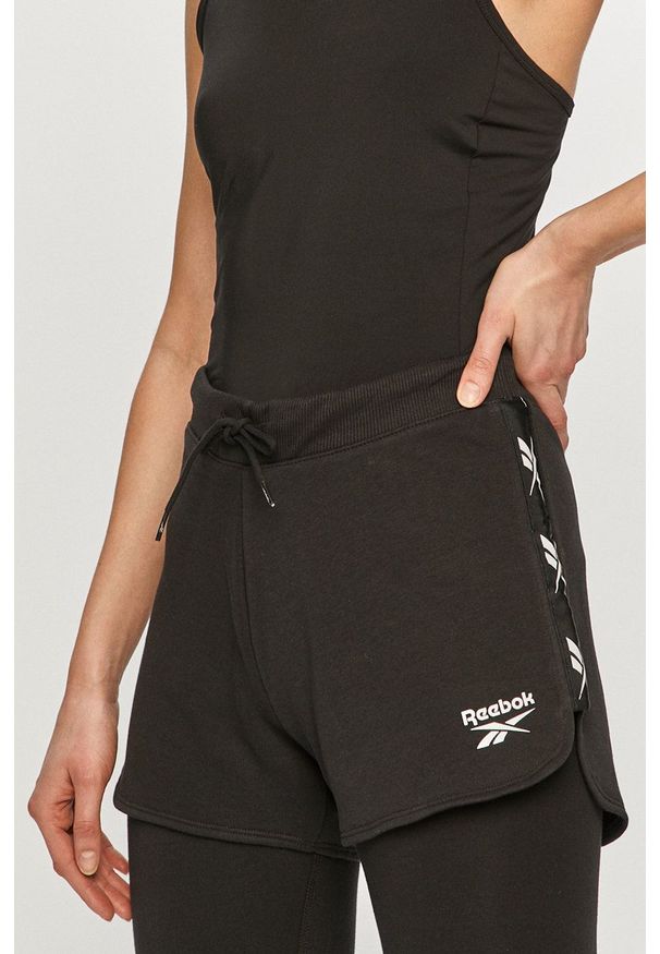 Reebok - Szorty. Okazja: na co dzień. Kolor: czarny. Materiał: dzianina. Wzór: aplikacja. Styl: casual