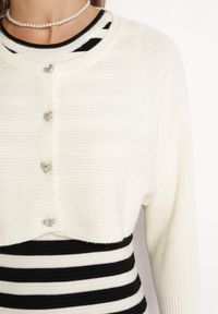 Born2be - Jasnobeżowy 2-Częściowy Komplet Midi Sukienka w Paski z Frędzlami i Krótki Kardigan z Cyrkoniami Emoncja. Kolor: beżowy. Wzór: paski #5