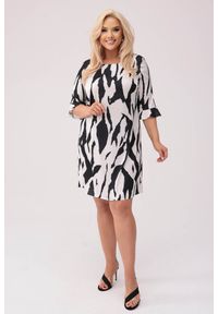 Moda Size Plus Iwanek - Sukienka Savannah - wzór zebry PLUS SIZE XXL OVERSIZE WIOSNA. Okazja: na co dzień. Kolekcja: plus size. Materiał: elastan, tkanina, poliester. Wzór: motyw zwierzęcy. Sezon: wiosna. Typ sukienki: oversize, dla puszystych. Styl: casual, elegancki. Długość: midi