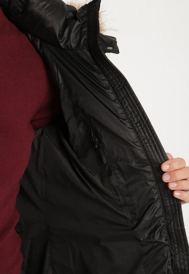 Born2be - Czarna Długa Kurtka Pikowana z Kapturem z Futrem z Możliwością Odpięcia Feneia. Okazja: na co dzień. Typ kołnierza: kaptur. Kolor: czarny. Materiał: futro. Długość: długie. Styl: casual