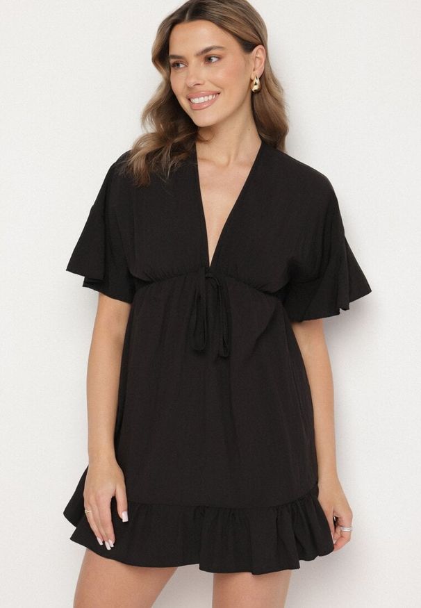 Born2be - Czarna Nietoperzowa Sukienka z Wiskozą o Rozkloszowanym Kroju z Falbanką Tullimi. Okazja: na co dzień. Typ kołnierza: dekolt w kształcie V. Kolor: czarny. Materiał: wiskoza. Styl: casual, elegancki