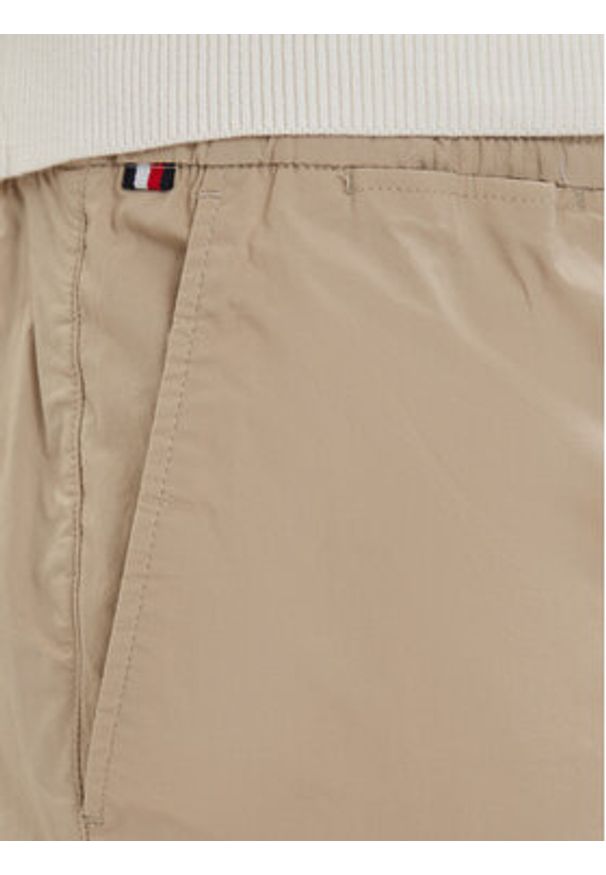 TOMMY HILFIGER - Tommy Hilfiger Chinosy Denton MW0MW42340 Beżowy jasny Slim Fit. Kolor: beżowy. Materiał: bawełna