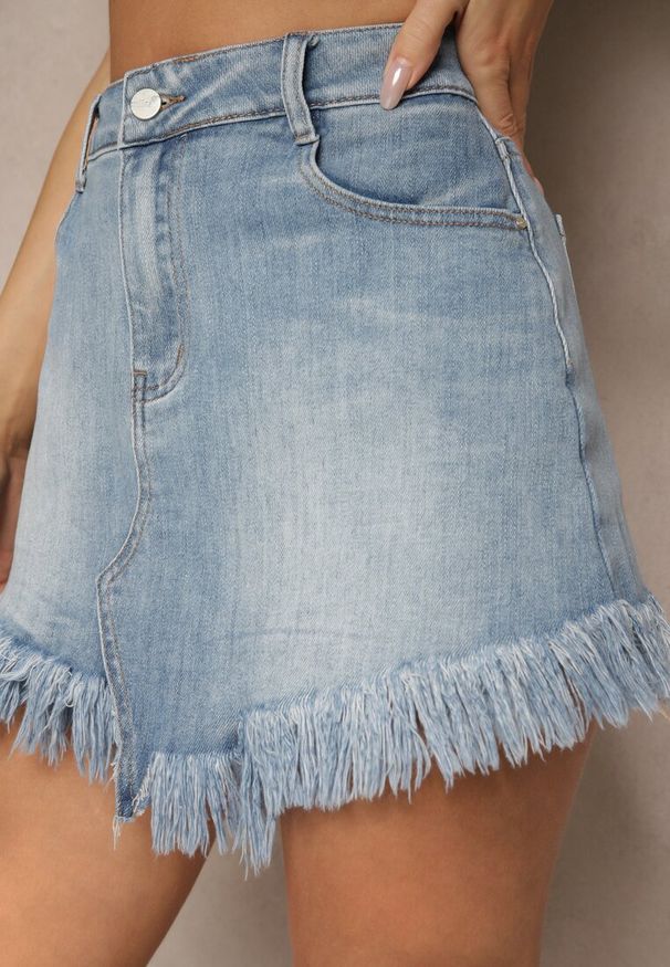 Renee - Niebieskie Spódnico-Szorty Jeansowe Zdobione Przetarciem Galirela. Okazja: na co dzień. Stan: podwyższony. Kolor: niebieski. Materiał: jeans. Długość: krótkie. Wzór: aplikacja. Styl: casual, elegancki