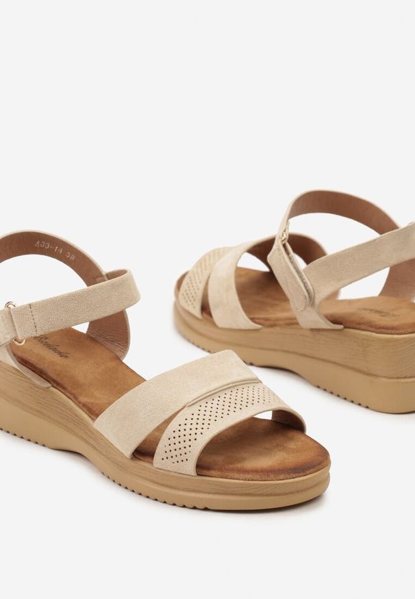 Born2be - Beżowe Sandały na Koturnie z Paskami z Ekozamszu Zapiane na Rzep Zamiesta. Okazja: na co dzień. Nosek buta: otwarty. Zapięcie: rzepy. Kolor: beżowy. Materiał: jeans, materiał. Sezon: lato. Obcas: na koturnie. Styl: casual, klasyczny. Wysokość obcasa: średni