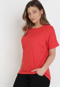 Born2be - Czerwony T-shirt Ammi. Kolor: czerwony. Materiał: bawełna, dzianina, elastan. Długość rękawa: krótki rękaw. Długość: krótkie