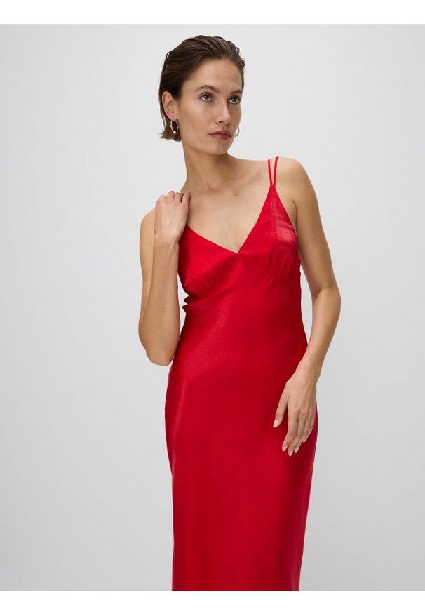 Reserved - Satynowa sukienka maxi z wiskozy - czerwony. Kolor: czerwony. Materiał: satyna, wiskoza. Wzór: gładki. Długość: maxi