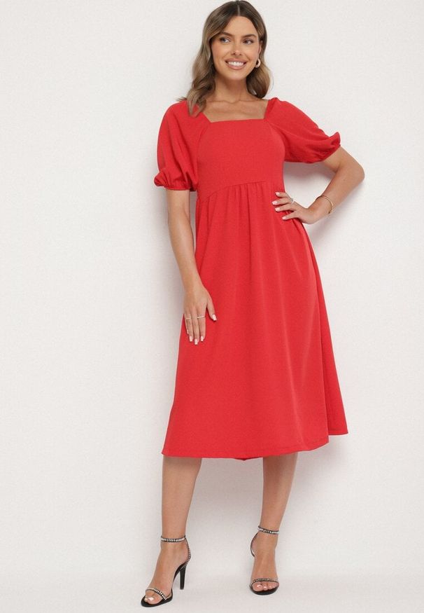 Born2be - Czerwona Rozkloszowana Sukienka z Bufiastymi Rękawami Kolireva. Okazja: na co dzień. Typ kołnierza: dekolt kwadratowy. Kolor: czerwony. Styl: elegancki, casual