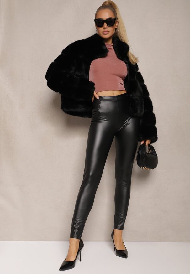 Renee - Czarne Legginsy High Waist z Imitacji Skóry z Gumką w Pasie Ozdobione Guzikami Sinairis. Okazja: na spotkanie biznesowe. Stan: podwyższony. Kolor: czarny. Materiał: skóra. Wzór: aplikacja. Styl: biznesowy, klasyczny, rockowy