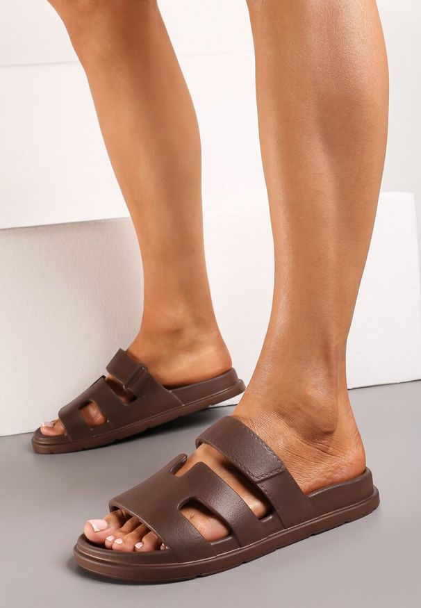 Born2be - Brązowe Piankowe Klapki z Wycięciami Vasama. Okazja: na spacer, na plażę. Kolor: brązowy. Sezon: lato