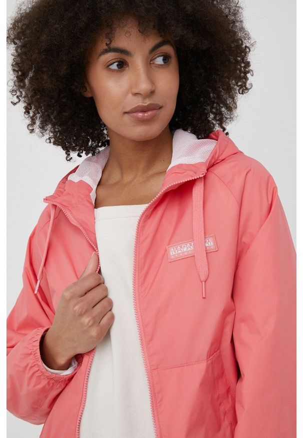 Napapijri kurtka damska kolor różowy przejściowa. Okazja: na co dzień. Kolor: różowy. Materiał: włókno, materiał. Długość rękawa: raglanowy rękaw. Styl: casual