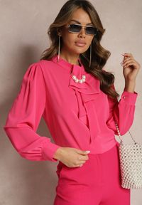 Renee - Różowa Bluzka z Krawatem i Ozdobnymi Perłami Berbora. Kolor: różowy. Długość rękawa: długi rękaw. Długość: długie. Styl: klasyczny #1
