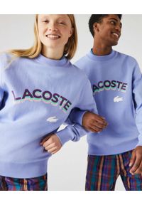 Lacoste - LACOSTE - Fioletowa bluza z logo 3D Unisex Fit. Kolor: różowy, wielokolorowy, fioletowy. Materiał: prążkowany. Wzór: aplikacja #2