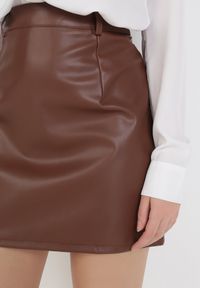 Born2be - Brązowa Spódnica Kelrahne. Kolor: brązowy. Materiał: materiał, skóra. Styl: rockowy #3