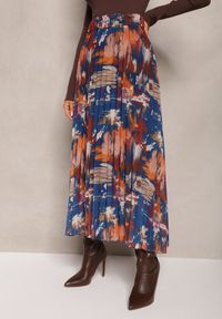 Renee - Granatowa Długa Spódnica Plisowana w Abstrakcyjny Malarski Wzór Ariamitta. Kolor: niebieski. Długość: długie. Wzór: nadruk