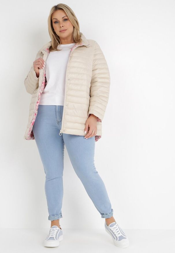 Born2be - Jasnobeżowa Kurtka Elanassa. Typ kołnierza: kołnierzyk stójkowy. Kolekcja: plus size. Kolor: beżowy