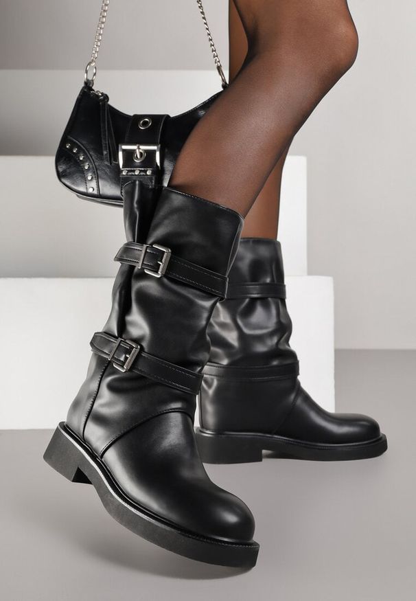 Renee - Czarne Botki Biker Boots z Marszczoną Cholewką i Paskami ze Sprzączkami Sinesa. Okazja: na co dzień, na imprezę. Zapięcie: pasek. Kolor: czarny. Materiał: skóra. Szerokość cholewki: normalna. Styl: casual, elegancki