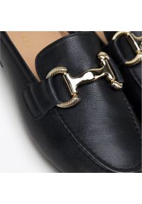 Wittchen - Damskie klapki typu mule z klamrą. Nosek buta: okrągły. Kolor: czarny. Materiał: guma, skóra ekologiczna, materiał, syntetyk