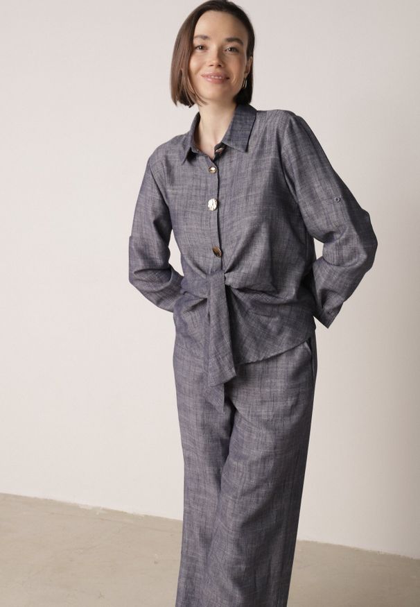 Born2be - Niebieski Komplet z Lnem i Wiskozą Szerokie Spodnie i Koszula z Wiązaniem Ravilith. Kolor: niebieski. Materiał: wiskoza, len