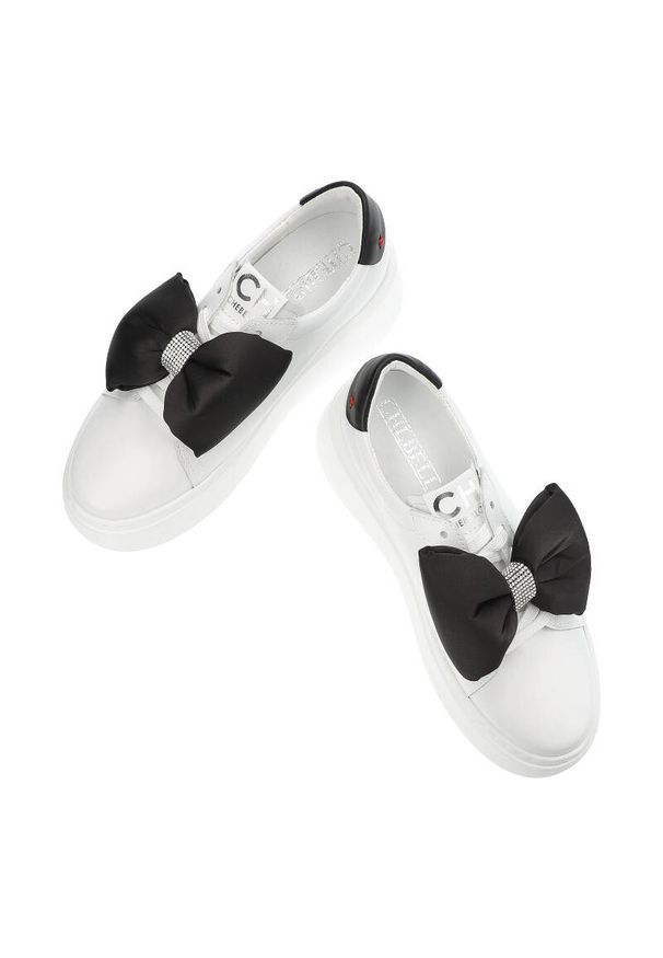 CheBello - Białe Sneakersy Chebello Modne Buty Damskie Z Kokardą. Kolor: biały. Materiał: skóra