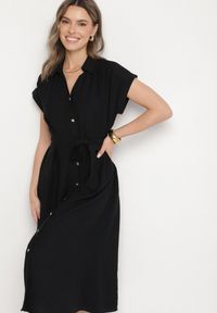 Born2be - Czarna Wiskozowa Sukienka Koszulowa z Paskiem Rinaruna. Okazja: na co dzień. Kolor: czarny. Materiał: wiskoza. Typ sukienki: koszulowe. Styl: elegancki, casual #4