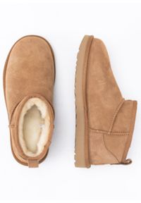 Ugg - Buty zimowe damskie UGG W Classic Ultra Mini (1116109-CHE). Okazja: na co dzień, na spacer. Wysokość cholewki: przed kostkę. Kolor: brązowy. Materiał: wełna, zamsz, jeans, materiał. Szerokość cholewki: normalna. Sezon: zima. Styl: klasyczny, casual, elegancki