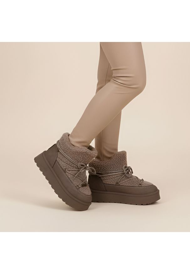 Big-Star - Śniegowce damskie Big Star, ocieplane futerkiem na grubej platformie z okrągłym noskiem, brązowe, SS274112. Nosek buta: okrągły. Zapięcie: sznurówki. Kolor: brązowy. Materiał: materiał, futro. Szerokość cholewki: normalna. Sezon: zima. Obcas: na platformie
