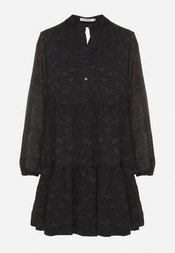 Born2be - Czarna Rozkloszowana Sukienka z Tkaniny Plumeti ze Ściągaczem w Talii i Falbanką Ilisia. Kolor: czarny. Materiał: tkanina. Styl: boho, elegancki