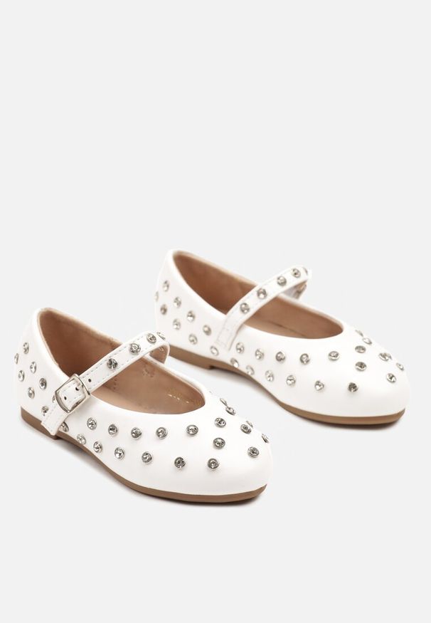 Born2be - Białe Balerinki Ozdobione Cyrkoniami i Paskiem Olisilia. Okazja: na co dzień. Zapięcie: pasek. Kolor: biały. Materiał: jeans. Wzór: aplikacja. Styl: elegancki, casual, klasyczny