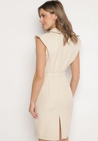 Born2be - Beżowa Dopasowana Sukienka Ozdobiona Paskiem z Klamrą Nandelli. Okazja: na spotkanie biznesowe. Typ kołnierza: dekolt w kształcie V. Kolor: beżowy. Wzór: aplikacja. Typ sukienki: dopasowane. Styl: biznesowy #5