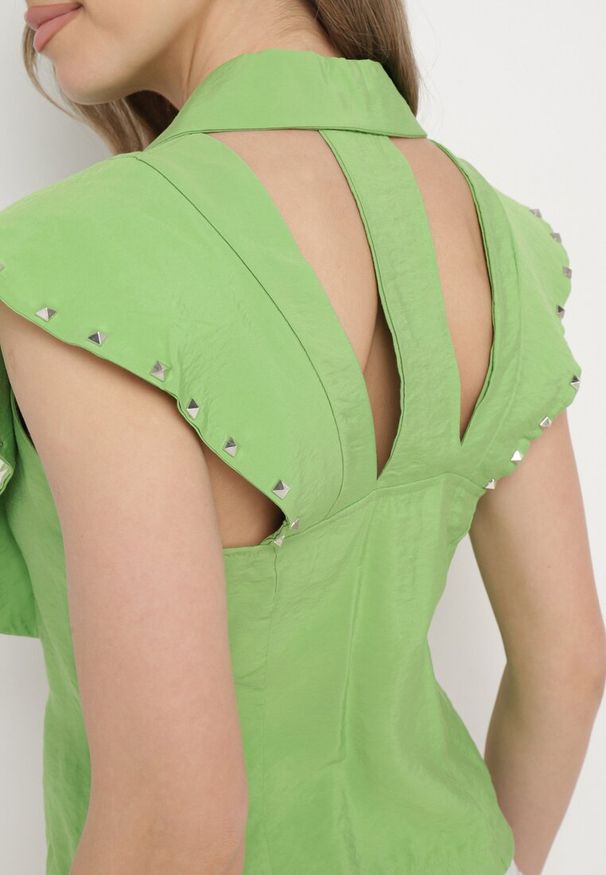 Born2be - Jasnozielona Koszula bez Rękawów z Wiskozy z Ozdobnymi Zakładkami i Rozcięciami Cremelia. Kolor: zielony. Materiał: wiskoza. Długość rękawa: bez rękawów. Styl: elegancki