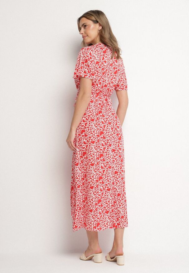 Born2be - Czerwona Sukienka Rozkloszowana z Rozcięciem na Boku w Serduszka Sallimor. Okazja: na co dzień, na imprezę. Typ kołnierza: dekolt w serek. Kolor: czerwony. Sezon: lato. Styl: casual