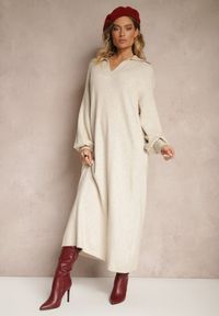 Renee - Jasnobeżowa Sweterkowa Sukienka z Wiskozą o Pudełkowym Kroju Ozdobiona Kołnierzykiem Clarinnae. Kolor: beżowy. Materiał: wiskoza. Wzór: aplikacja. Styl: elegancki