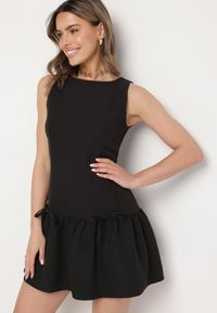 Born2be - Czarna Rozkloszowana Sukienka Vices Bez Rękawów z Obniżonym Stanem i Kokardkami Folinesa. Okazja: na co dzień. Typ kołnierza: kokarda. Kolor: czarny. Długość rękawa: bez rękawów. Styl: klasyczny, casual, elegancki #1